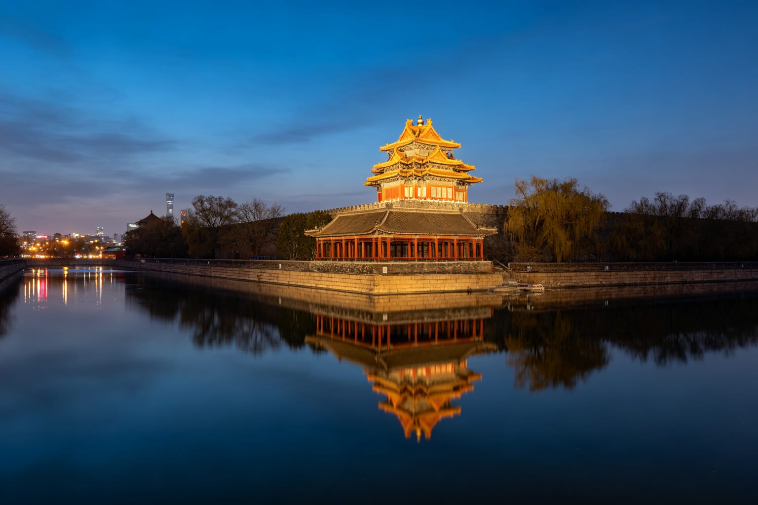 4-Hour Beijing Roast Duck Dinner and Acrobatic Show at Red Theater